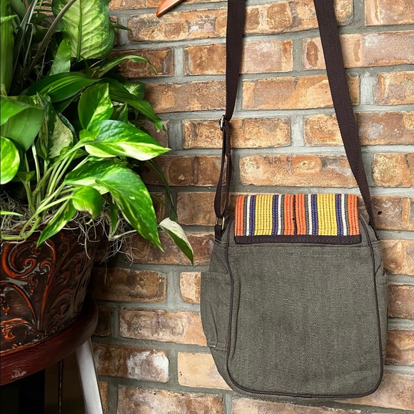 BNWT XIU TOTE STYLE BAG WITH VELCRO FLAP AND 6 POCKETS! - Picture 7 of 8